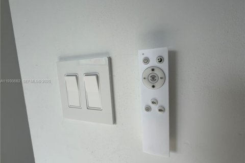 Apartamento en alquiler en Miami, Florida, 3 dormitorios, 92.9 m2 № 1989585 - foto 7