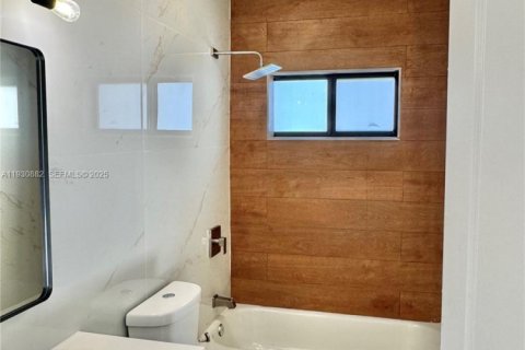 Apartamento en alquiler en Miami, Florida, 3 dormitorios, 92.9 m2 № 1989585 - foto 2