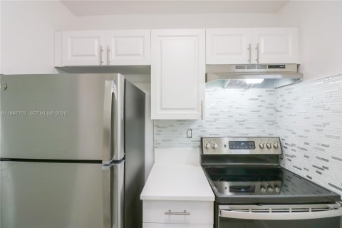 Снять в аренду квартиру в Халландейл-Бич, Флорида 1 спальня, 60.39м2, № 2059373 - фото 6