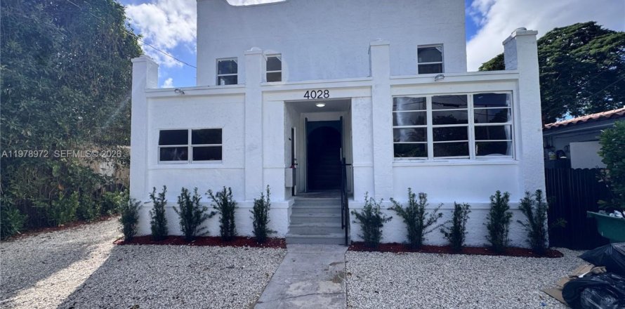 Propiedad comercial en Miami, Florida 356.37 m2 № 2043913