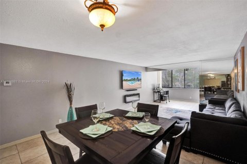 Condo in North Lauderdale, Florida, 3 bedrooms  № 1606973 - photo 8