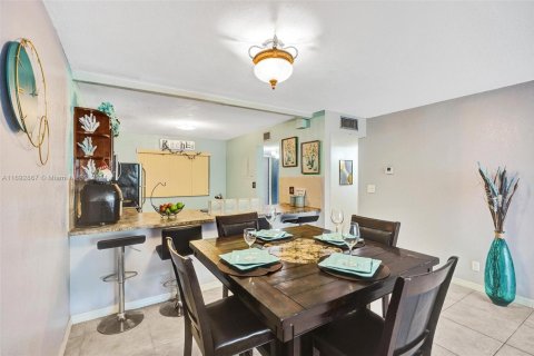 Condo in North Lauderdale, Florida, 3 bedrooms  № 1606973 - photo 11