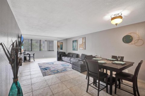 Condo in North Lauderdale, Florida, 3 bedrooms  № 1606973 - photo 13