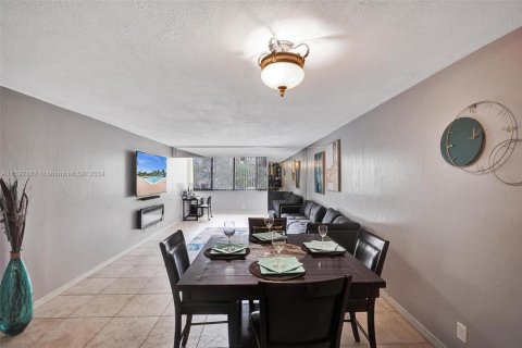 Condo in North Lauderdale, Florida, 3 bedrooms  № 1606973 - photo 7