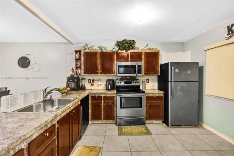 Condo in North Lauderdale, Florida, 3 bedrooms  № 1606973 - photo 1