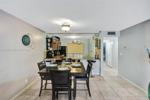 Condo in North Lauderdale, Florida, 3 bedrooms  № 1606973 - photo 10