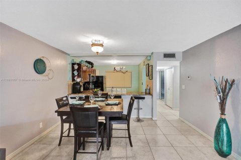 Condo in North Lauderdale, Florida, 3 bedrooms  № 1606973 - photo 12