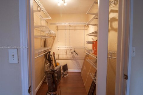 Condominio en alquiler en Miami, Florida, 1 dormitorio, 70.42 m2 № 2010414 - foto 7