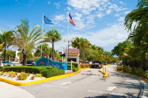 Condominio en Miami, Florida, 1 dormitorio  № 2010414