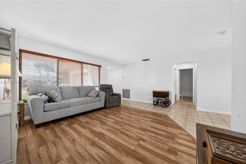 Casa en venta en Sunrise, Florida, 3 dormitorios, 133.5 m2 № 2378846 - foto 4