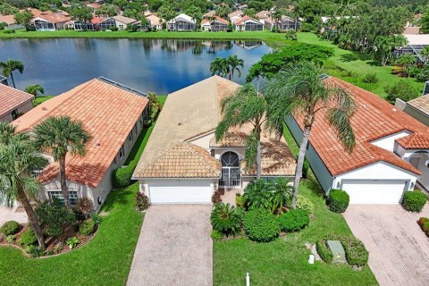 House in Boynton Beach, Florida 3 bedrooms, 186.55 sq.m. № 2402425