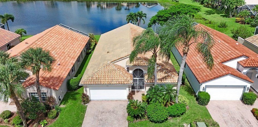 House in Boynton Beach, Florida 3 bedrooms, 186.55 sq.m. № 2402425
