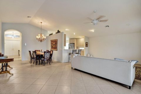 House in Boynton Beach, Florida 3 bedrooms, 186.55 sq.m. № 2402425 - photo 12
