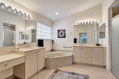 House in Boynton Beach, Florida 3 bedrooms, 186.55 sq.m. № 2402425 - photo 25