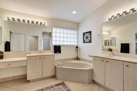 House in Boynton Beach, Florida 3 bedrooms, 186.55 sq.m. № 2402425 - photo 26