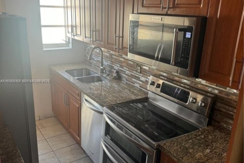 Propiedad comercial en venta en Miami, Florida, 217.95 m2 № 1988911 - foto 2