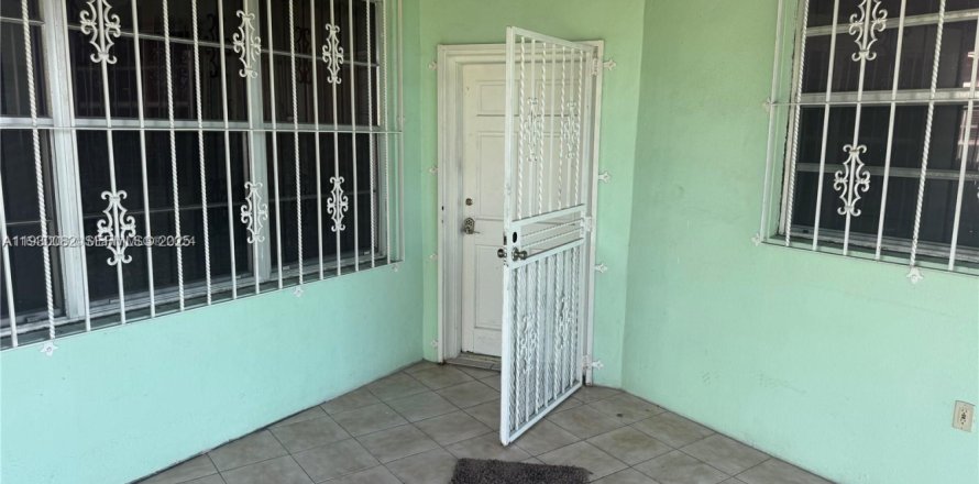 Propiedad comercial en Miami, Florida 217.95 m2 № 1988911