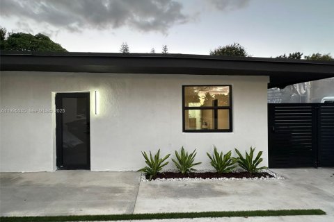 Casa en venta en North Miami Beach, Florida, 4 dormitorios, 153.85 m2 № 1993302 - foto 1