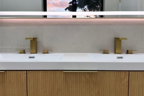 Casa en venta en North Miami Beach, Florida, 4 dormitorios, 153.85 m2 № 1993302 - foto 11