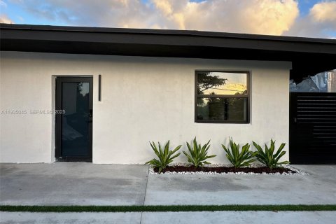 Casa en venta en North Miami Beach, Florida, 4 dormitorios, 153.85 m2 № 1993302 - foto 3