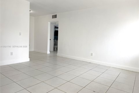 Villa ou maison à louer à North Miami Beach, Floride: 1 chambre, 550.91 m2 № 2256945 - photo 5