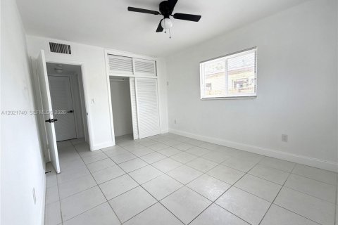 Villa ou maison à louer à North Miami Beach, Floride: 1 chambre, 550.91 m2 № 2256945 - photo 3
