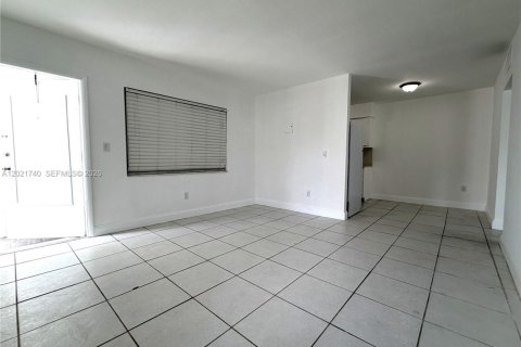 Villa ou maison à louer à North Miami Beach, Floride: 1 chambre, 550.91 m2 № 2256945 - photo 7