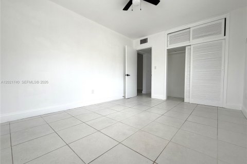 Villa ou maison à louer à North Miami Beach, Floride: 1 chambre, 550.91 m2 № 2256945 - photo 2