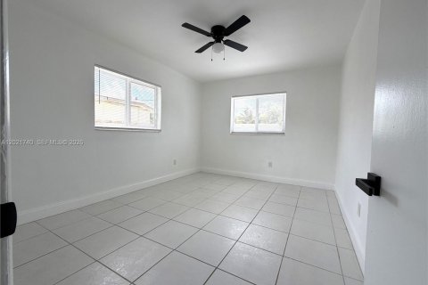 Villa ou maison à louer à North Miami Beach, Floride: 1 chambre, 550.91 m2 № 2256945 - photo 4