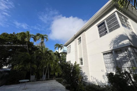 Condo in Miami Beach, Florida, 2 bedrooms  № 1868654 - photo 1