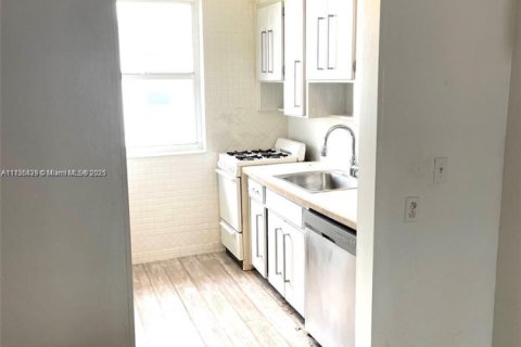 Condo in Miami Beach, Florida, 2 bedrooms  № 1868654 - photo 3