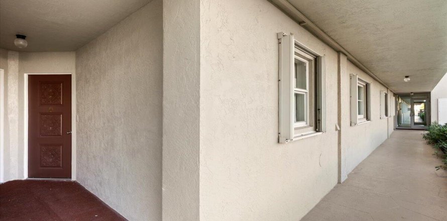Condo in Lake Park, Florida, 2 bedrooms № 1061257