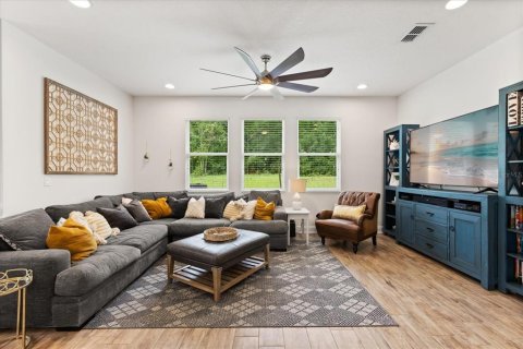 House in Sorrento, Florida 4 bedrooms, 214.33 sq.m. № 1805883 - photo 4