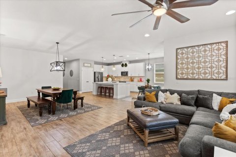 House in Sorrento, Florida 4 bedrooms, 214.33 sq.m. № 1805883 - photo 6