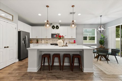 House in Sorrento, Florida 4 bedrooms, 214.33 sq.m. № 1805883 - photo 11