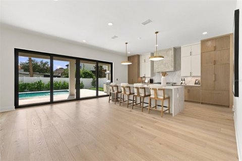 House in Tampa, Florida 5 bedrooms, 369.1 sq.m. № 2408588 - photo 6