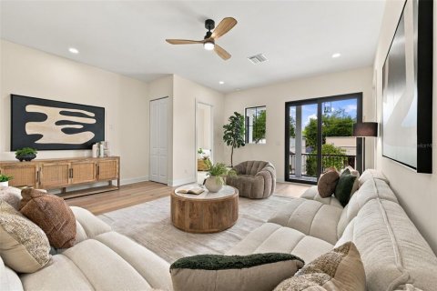 House in Tampa, Florida 5 bedrooms, 369.1 sq.m. № 2408588 - photo 23