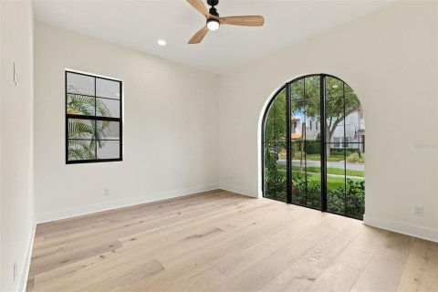 House in Tampa, Florida 5 bedrooms, 369.1 sq.m. № 2408588 - photo 4