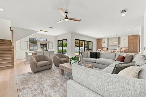 House in Tampa, Florida 5 bedrooms, 369.1 sq.m. № 2408588 - photo 17