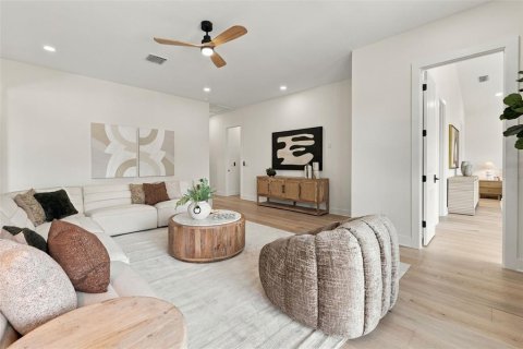 House in Tampa, Florida 5 bedrooms, 369.1 sq.m. № 2408588 - photo 24