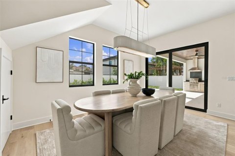 House in Tampa, Florida 5 bedrooms, 369.1 sq.m. № 2408588 - photo 18