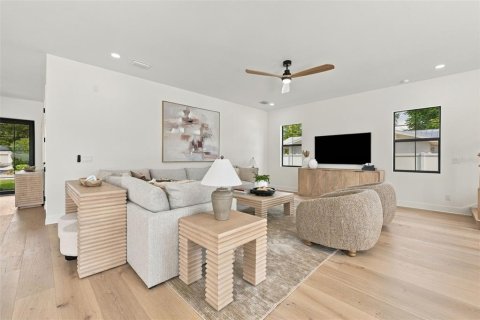 House in Tampa, Florida 5 bedrooms, 369.1 sq.m. № 2408588 - photo 15