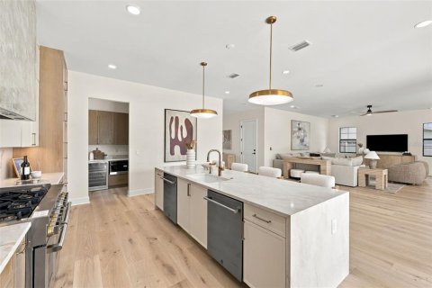 House in Tampa, Florida 5 bedrooms, 369.1 sq.m. № 2408588 - photo 11