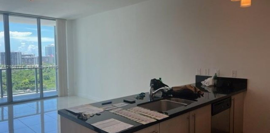 Condominio en Miami, Florida, 1 dormitorio  № 2401589