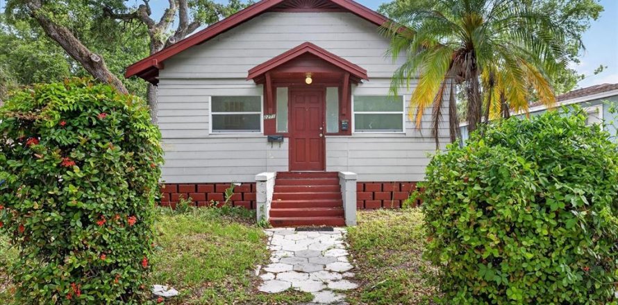 Propiedad comercial en Saint Petersburg, Florida 4 dormitorios, 130.06 m2 № 2223195