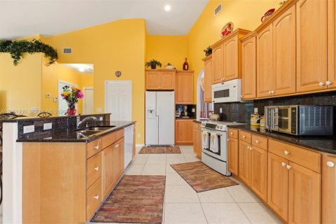 Casa en venta en Cape Coral, Florida, 4 dormitorios, 218.88 m2 № 2254764 - foto 15
