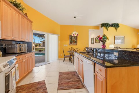 Casa en venta en Cape Coral, Florida, 4 dormitorios, 218.88 m2 № 2254764 - foto 13