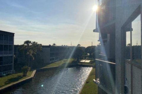 Condominio en alquiler en Lantana, Florida, 2 dormitorios, 95.6 m2 № 1093083 - foto 1