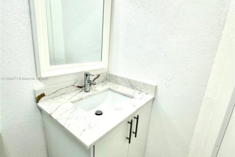 House in Miami Gardens, Florida 4 bedrooms, 122.63 sq.m. № 1944234 - photo 21