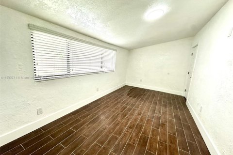 House in Miami Gardens, Florida 4 bedrooms, 122.63 sq.m. № 1944234 - photo 11
